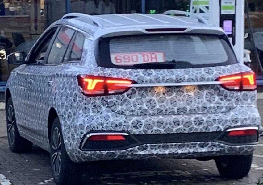 荣威Ei5的换标车，名爵MG5 EV测试车亮相英国街头