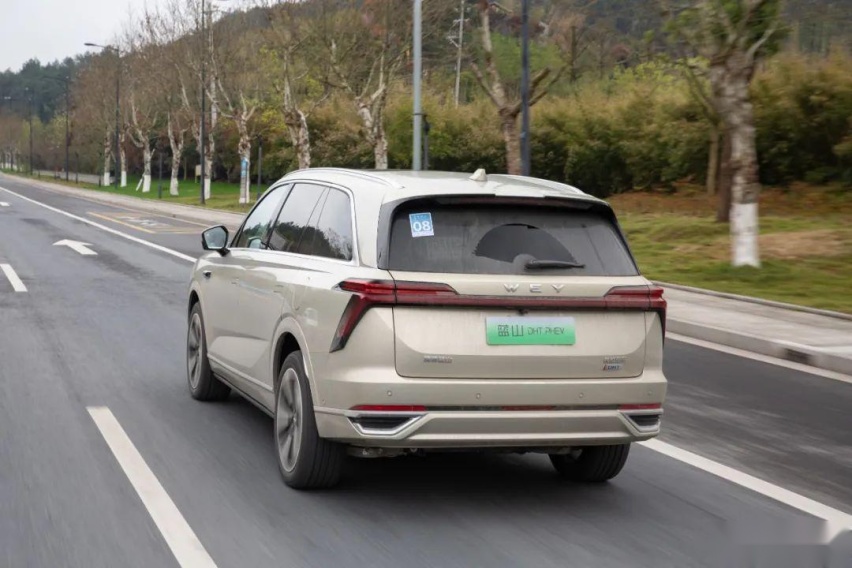 30万、插混、大六座SUV，这杯“蓝山”要硬刚理想L8？