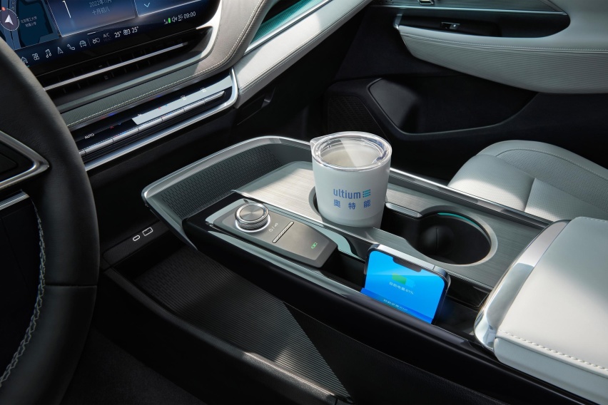 奥特能平台新车，别克Electra E5内饰曝光，6K弧面屏