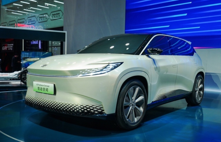 向电进化！首款第五代智能电混双擎SUV，广汽丰田锋兰达售14.98万起
