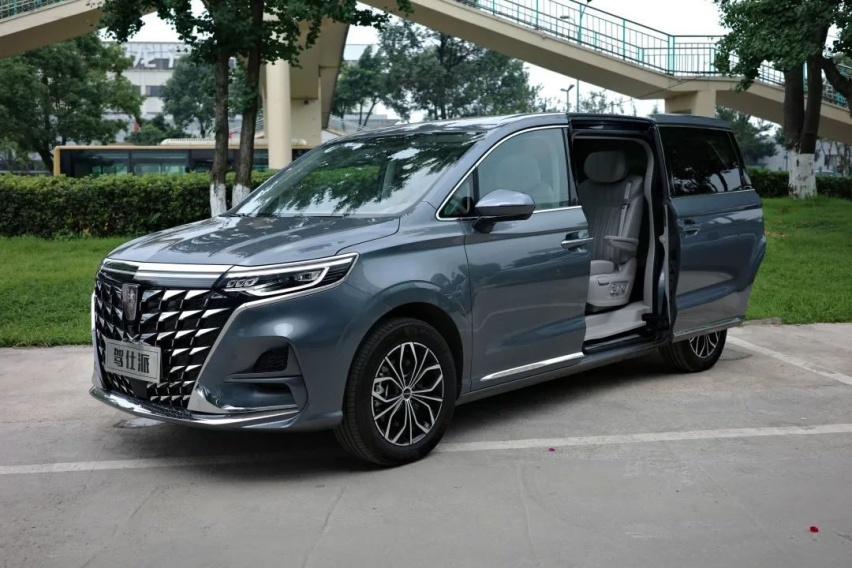 静态体验荣威iMAX8 EV：底盘不高，空间宽敞
