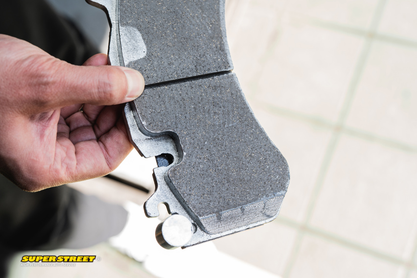 奔驰E级更换Brembo HP2000刹车片CZV打孔刹车盘
