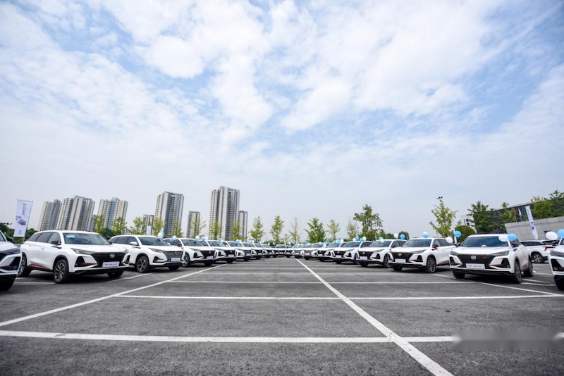 售价10.69万元起，明日座驾长安CS75PLUS万人交车成
