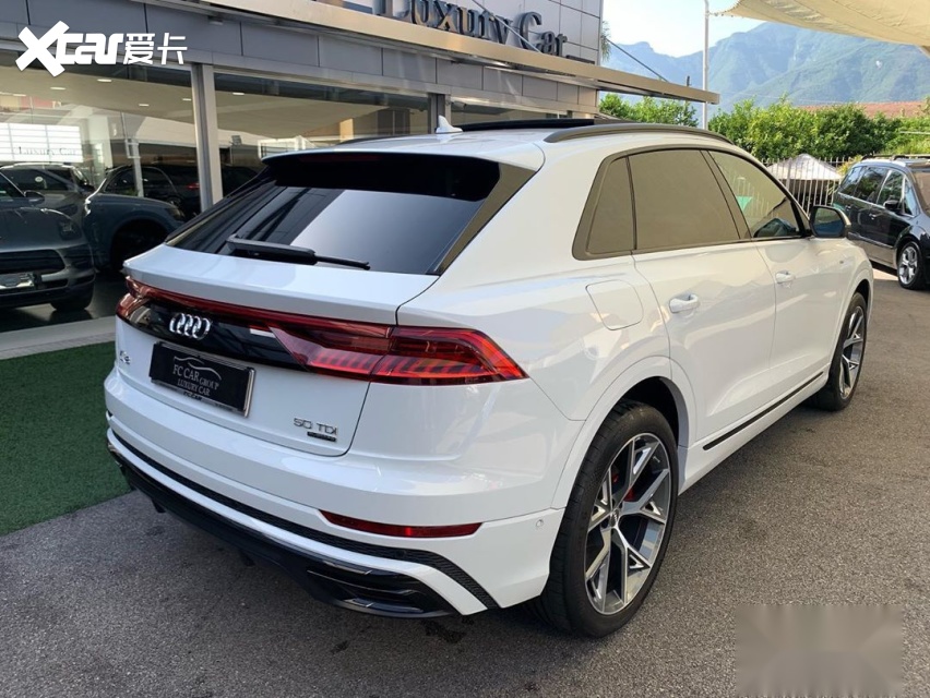 白色的大气全新奥迪q8海外实车