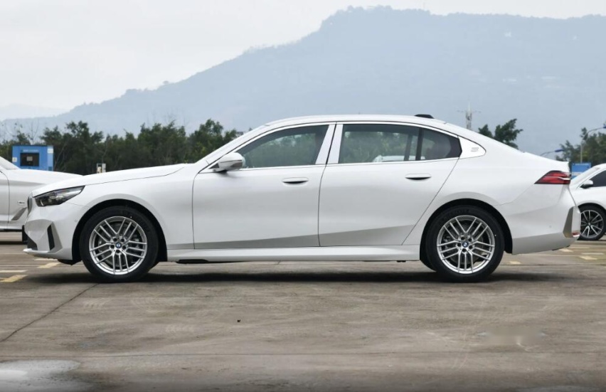 宝马530Li xDrive上市了！售价50.59万元，新增xDriv