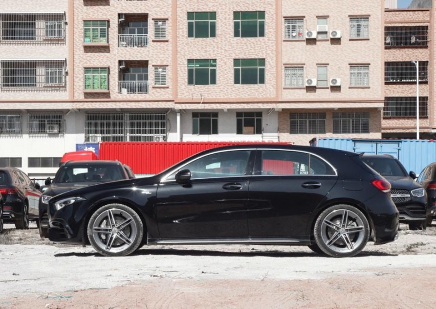 传统大厂的性能车，奔驰AMG A45，属于入门的AMG车型