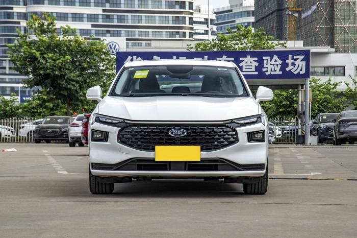 售15.98万，配2.0T+8AT，新蒙迪欧“乞丐版”你们觉得怎么样？