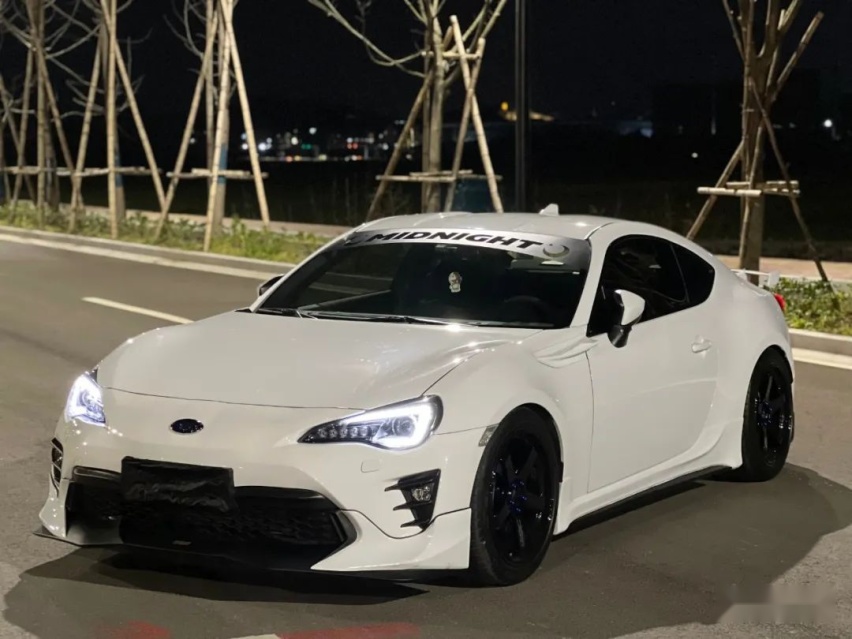 宽体竞技风斯巴鲁BRZ，玩着玩着玩出了一家改装店？
