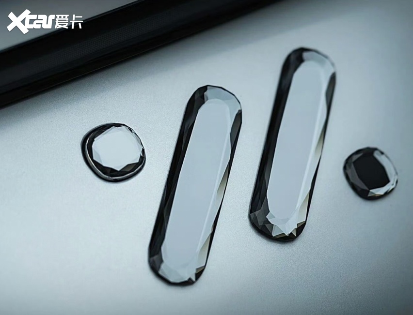 智己L6高定限量版官图，水晶logo，女明星专属