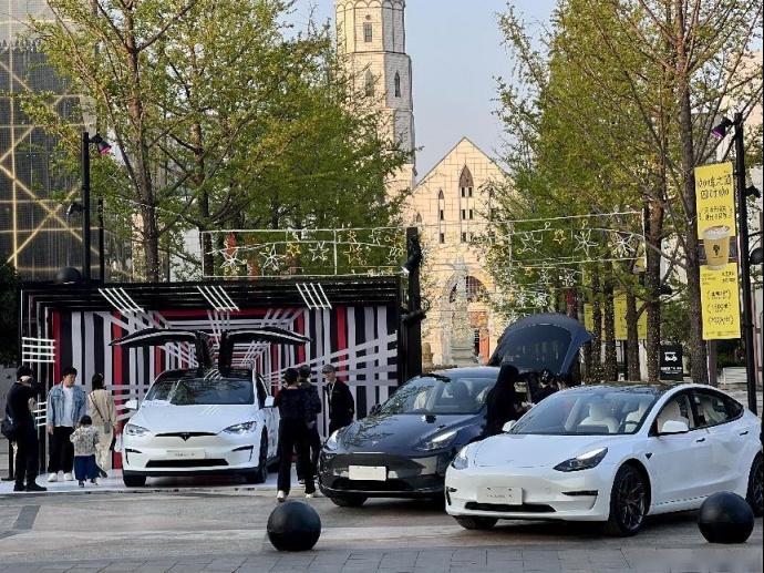 特斯拉Model X Plaid空降春城，人形机器人惊喜登场