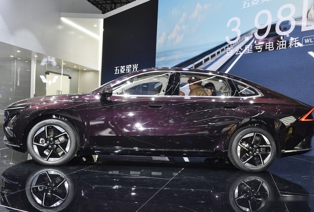五菱首款新能源轿车上市，才卖8.88万起，有希望赶超银河L6吗？