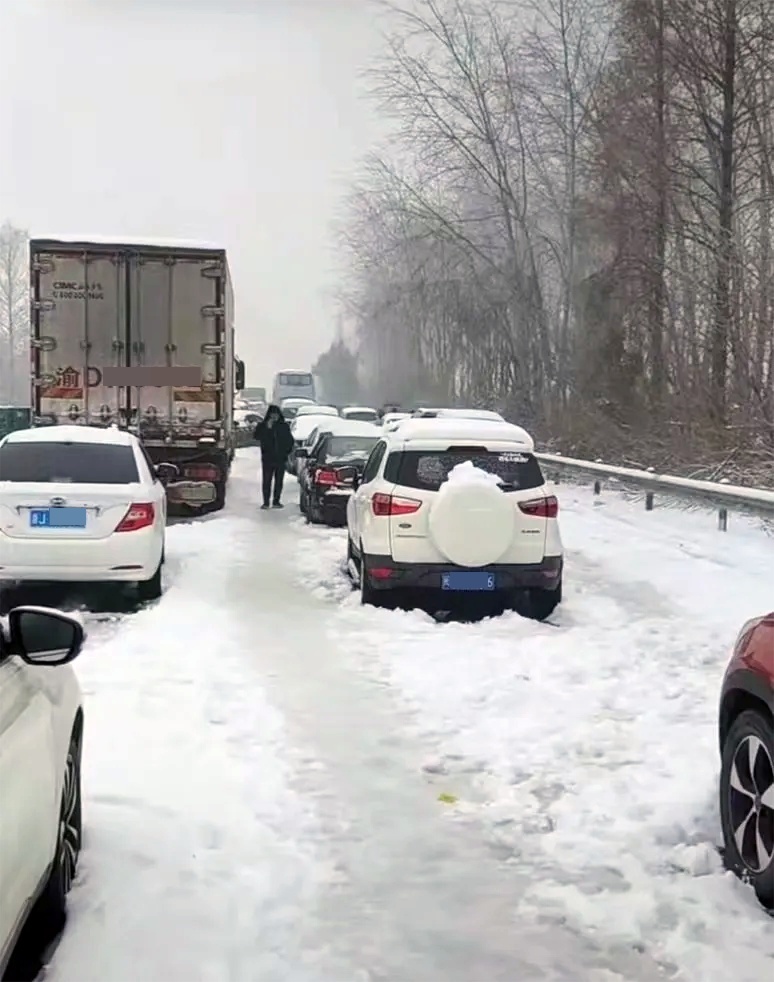 春运遇到大雪、电车遭遇低温，滞留在高速公路上要如何自救？