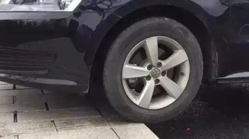 春节停车难？一招教你轿车也能无伤上马路牙子停车！