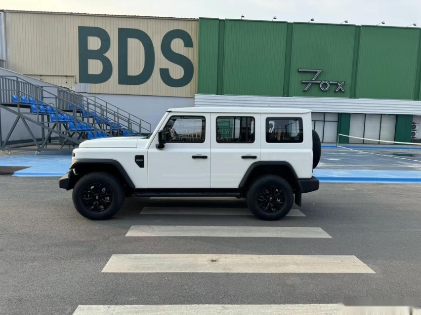 全新212实车到店，长超4米7配2.0T+8AT，搭分时四驱+两把锁