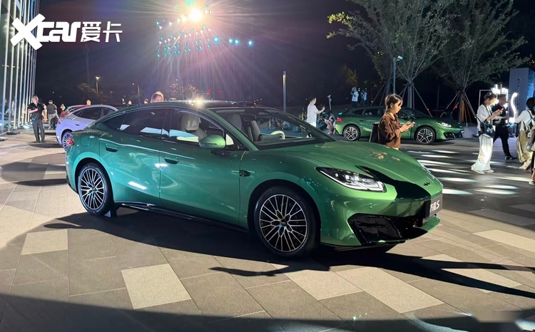 方程S与S GT双车齐发，云辇-A\M可选，价格18.99万起