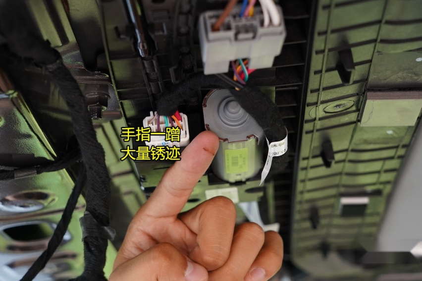 瑞虎8 PLUS 车顶拆解：工艺依旧是硬伤