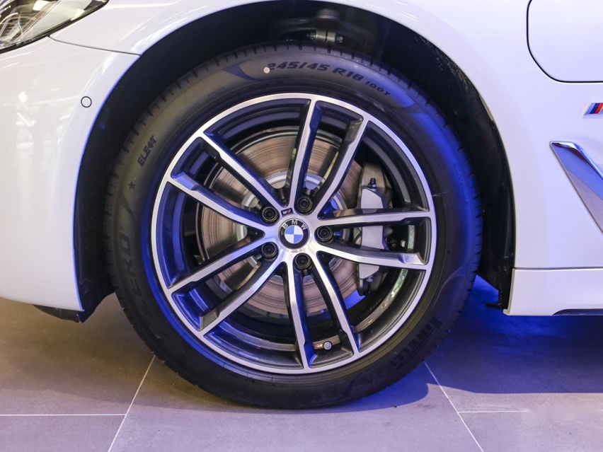 5米1的车长 仅1.5L/100km油耗！宝马5系不愁卖！