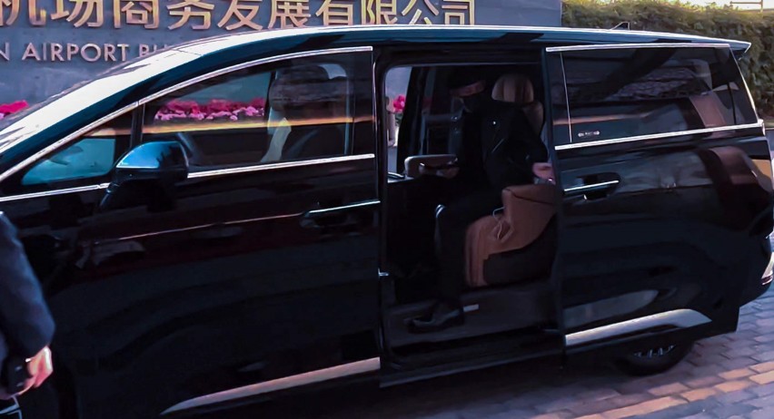 王嘉尔出行保姆车竟然是它...