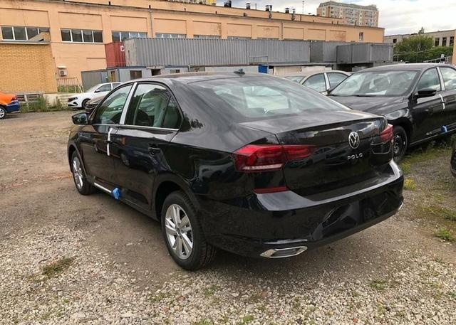 三厢版大众POLO实车，酷似小号迈腾，后排空间更大、更实用！