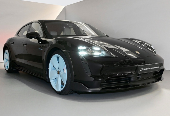 豪华电动车如何选？奥迪RS e-tron GT对比保时捷Taycan