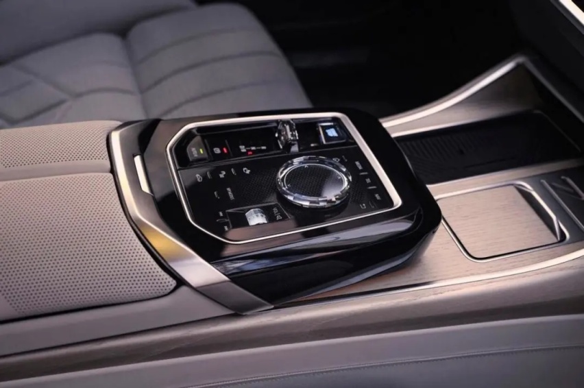 【e汽车】“最强BMW i7”强在哪？只有试了才知道