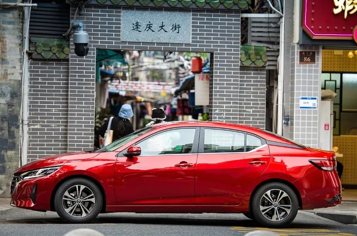 家庭用户眼中的尖子生！日产轩逸VS丰田雷凌谁更好？