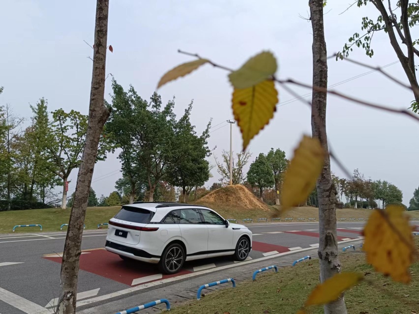 试驾小鹏G9  智能双腔空悬 德系底盘调教 内外皆豪华