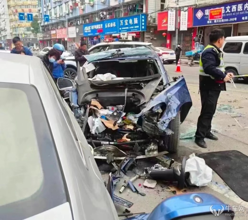 温州一特斯拉Model 3高速撞向公交车，已致一死一伤
