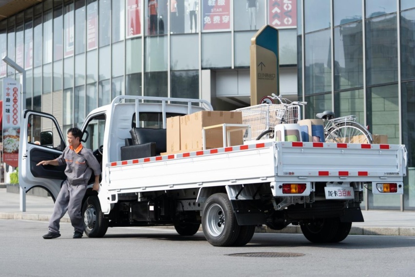 可搬家可拉货，五菱又一次打造新车，货箱3米8，C驾照可开