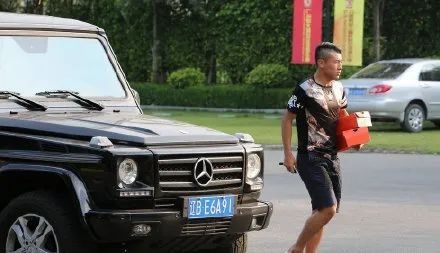 恒大球员当街涂改车牌被拘留，网友：你这一涂把饭碗涂没了