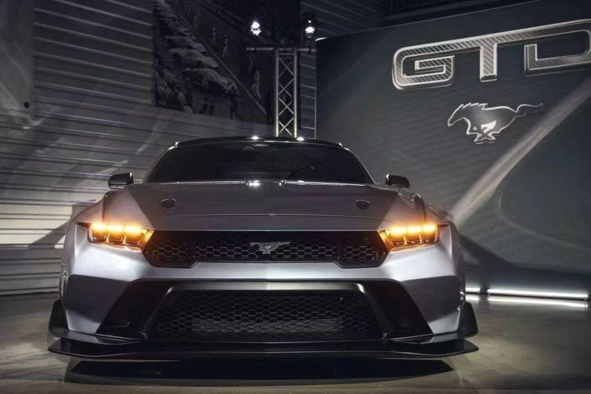 传奇跑车的魅力，福特Mustang GTD实车现身车展，V8引擎爆80