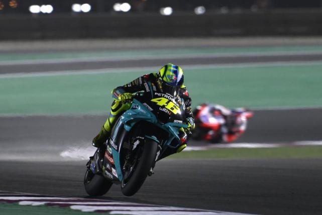 “猴王”退居幕后当老板！MotoGP车手罗西宣布退役