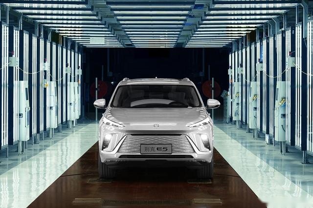 上汽通用武汉奥特能超级工厂落成，别克大五座纯电SUV E5下线