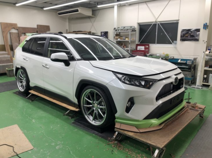 丰田RAV4改装，低趴加四出，你喜欢吗？