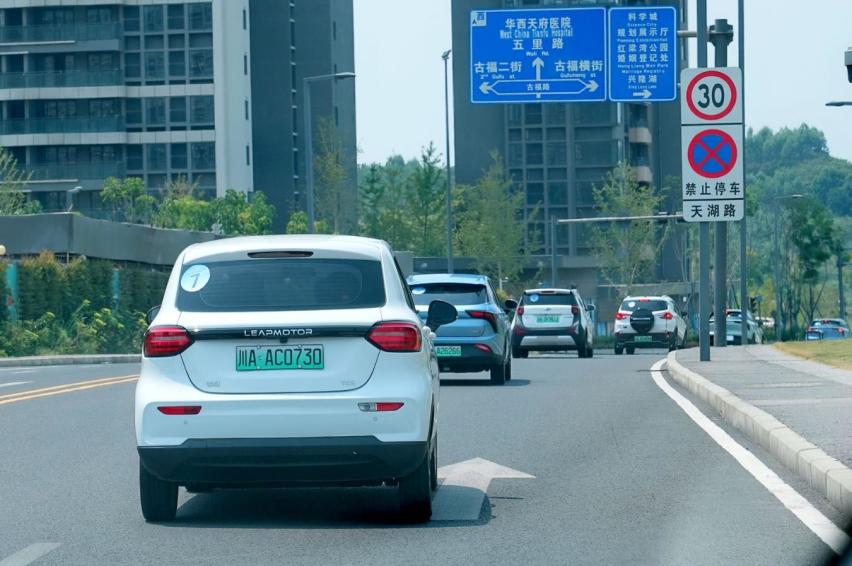 售价亲民还不耽误品质，几何E巧妙卡位10万元级纯电车