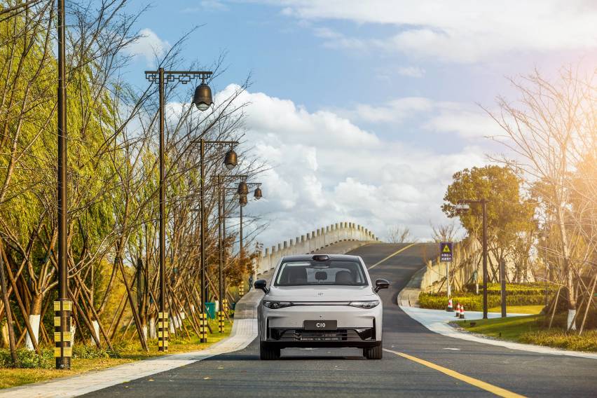 零跑C10：重塑中型SUV市场，价格与性能的双重考量