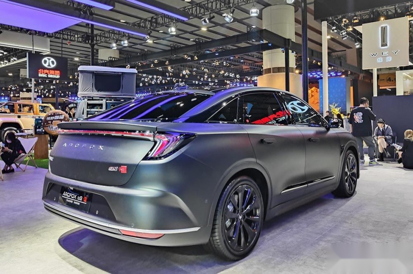 极狐阿尔法S HI版对比Model 3高性能版有多少看头？