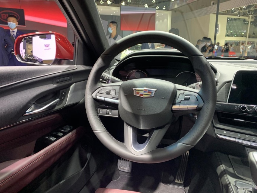 同级唯一豪华后驱车，凯迪拉克CT4毛病不少，到底能买吗？