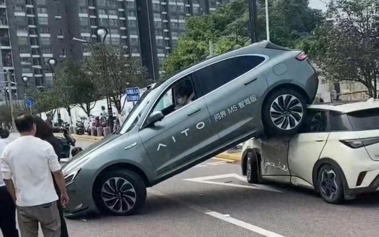一石激起千层浪，车企疯抢L3牌照，自动驾驶触手可及？