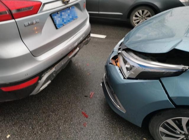 吉利在不在吹?看博越前后被日系车夹击碰撞安全性如何