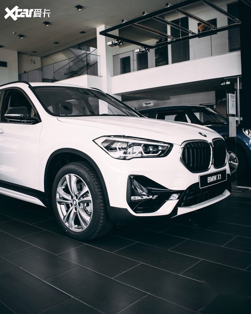 宝马x1海外实车到店精致时尚的造型
