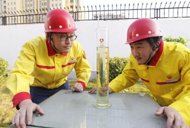 私营加油站透明汽油就是干净?真正汽油的颜色究竟是什么?