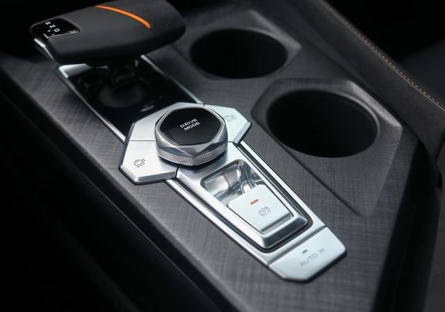 12万级轿跑长安UNI-V，233马力2.0T，爱信8AT与合资车一样
