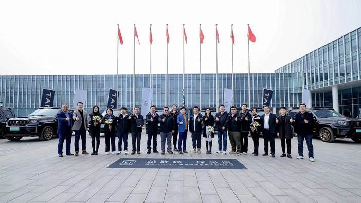 坦克700 Hi4-T限定版开启交付！长城汽车董事长魏建军亲自交车