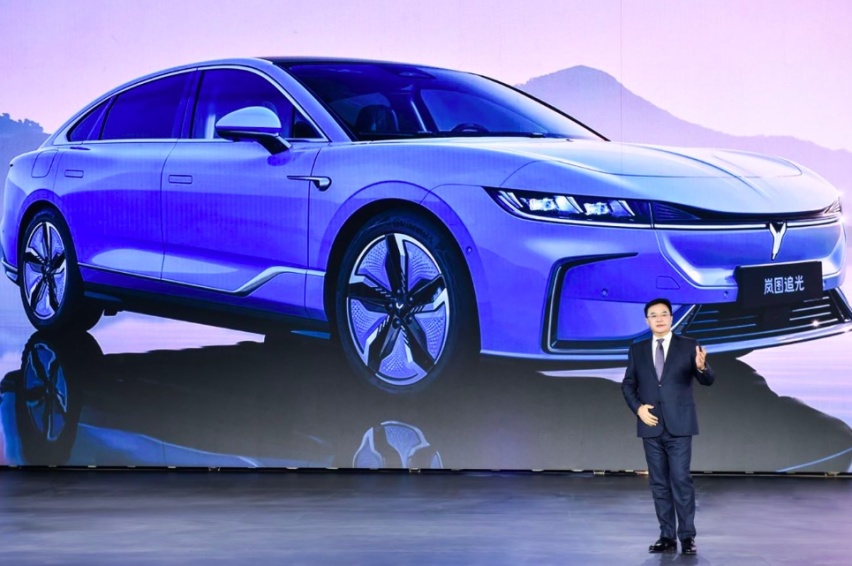 定义豪华电动轿车新标准 岚图追光全球首发亮相 | 新车