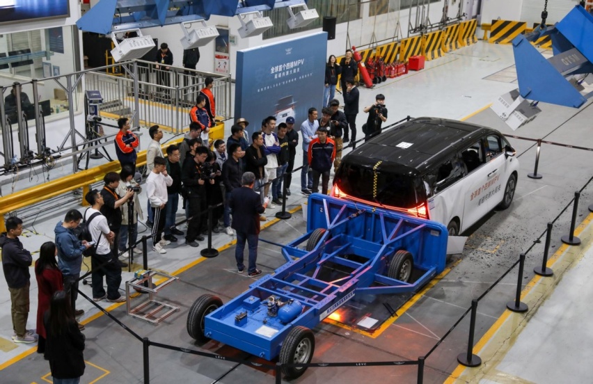 全球唯一纯电四排八座MPV尾碰 L380全项通关