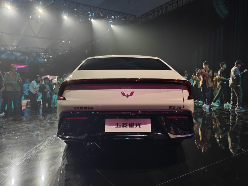 五菱星光正式发布 亏电油耗仅3.98L