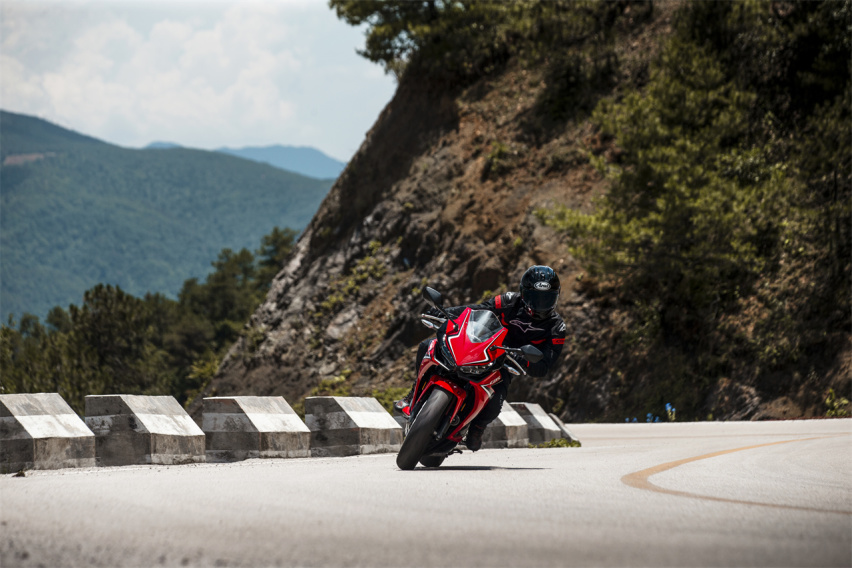 入门中小排量仿赛摩托，本田CBR400R，车身灵活操控易上手