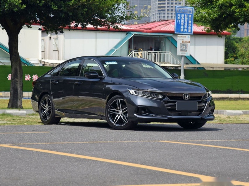 日系中级家轿谁最强？本田雅阁深度对比丰田亚洲龙，差别很大