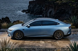 贴合现代审美趋势，这台车重新定义都市蓝色格调